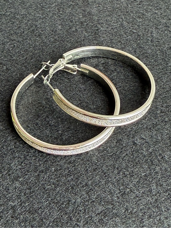 Jewelry - Silver Tone Textured Hoop Earrings Classic Snap Closure 1.5”